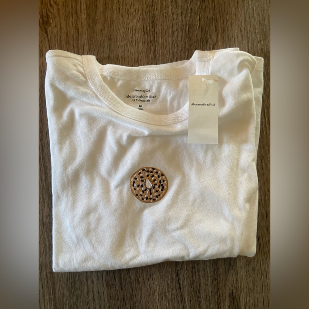 NWT Abercrombie & Fitch Women's
Short-Sleeve bagel Graphic Skimming Tee — M